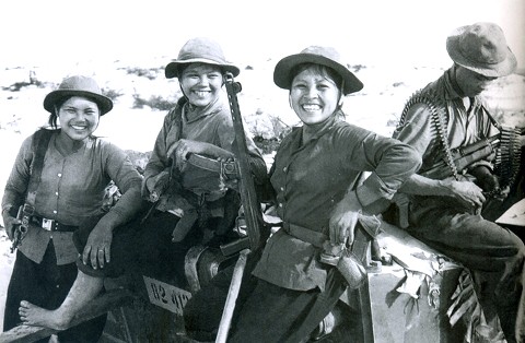 Nự cười của các thành viên trong đội du kích xã Trung Giang - đơn vị anh hùng lực lượng vũ trang. Họ đã biến vỏ thép của xe thiết giáp M113 của Mỹ thành ụ đề kháng ngay trên bãi cát ven biển quê hương.